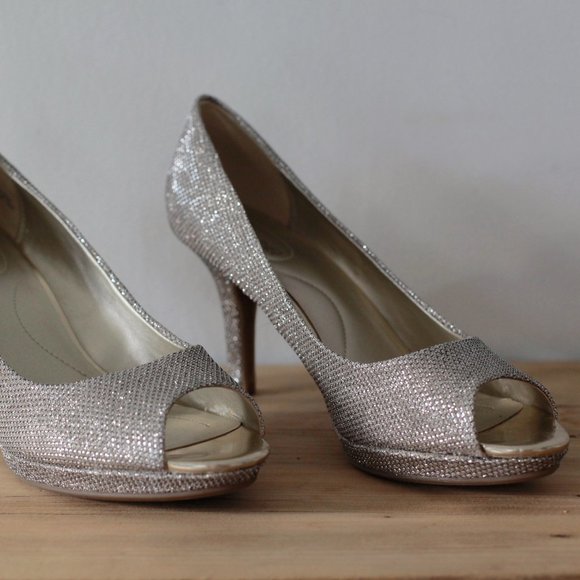 BANDOLINO B FLEXIBLE GOLD PUMPS - like new - Picture 2 of 7